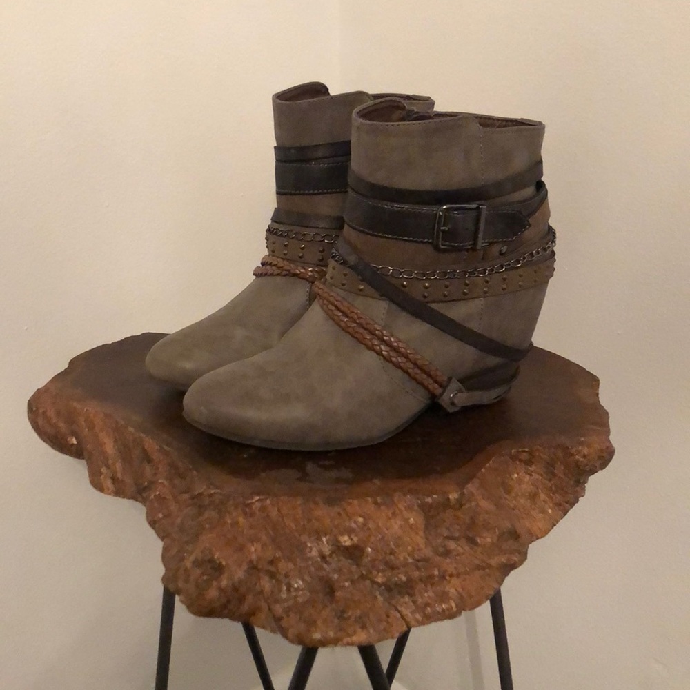 Ankles boots with belts